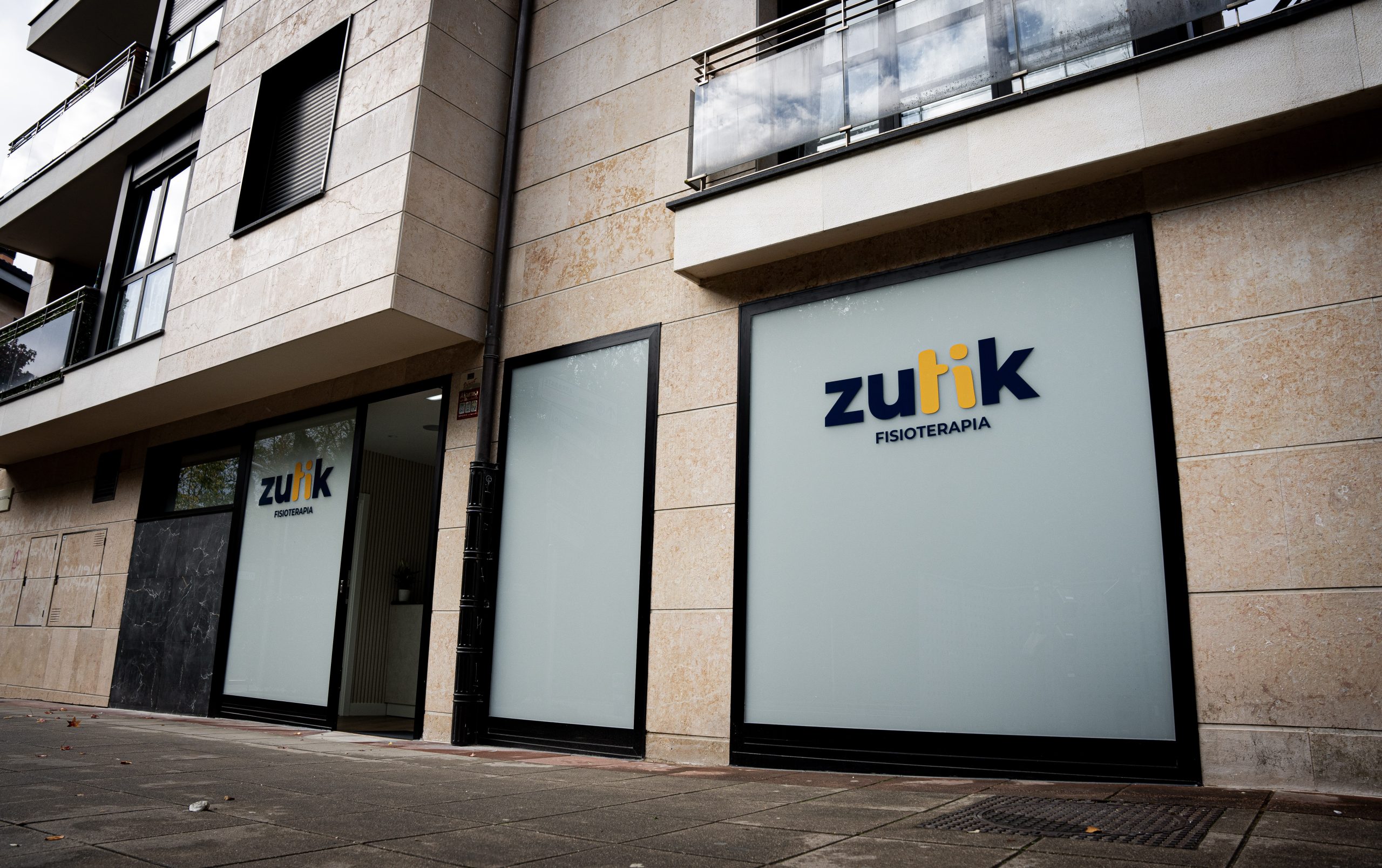 Fachada del centro de fisioterapia zikit